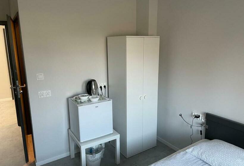 StandaardKamer, Mia Mia House