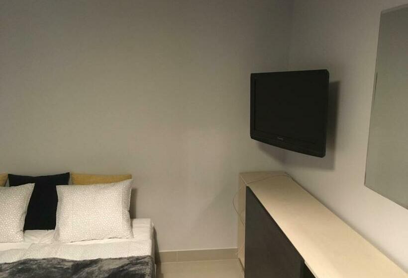 StandaardKamer, Mia Mia House