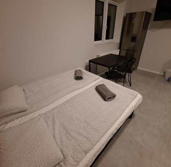 Deluxe Studio, Mia Mia House