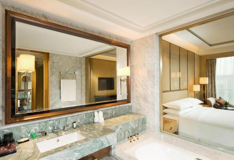 Номер Клуб Кровать Кинг, Sheraton Qingdao Jiaozhou