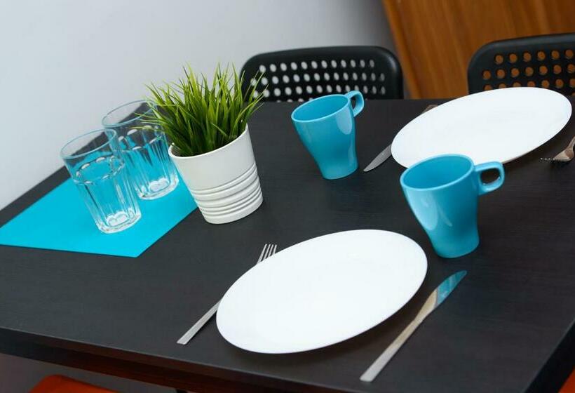 اتاق استاندارد چهارنفره با بالکن, Constitution Square Rooms