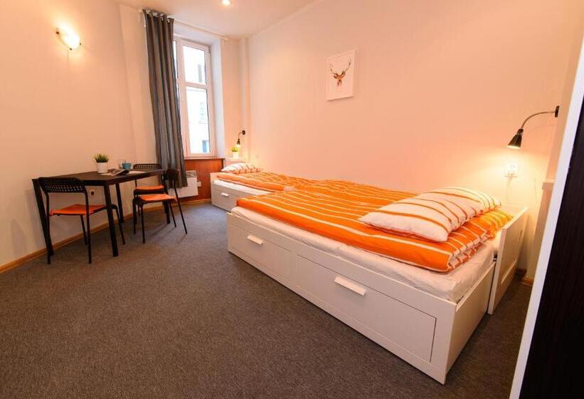 اتاق استاندارد سه نفره, Constitution Square Rooms