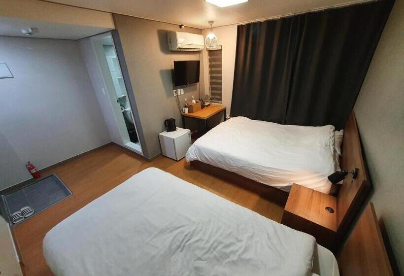 غرفة ديلوكس, Cave Myeongdong
