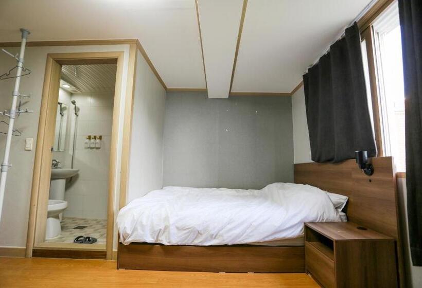 غرفة عائلية مطلّة علي الجبل, Cave Myeongdong