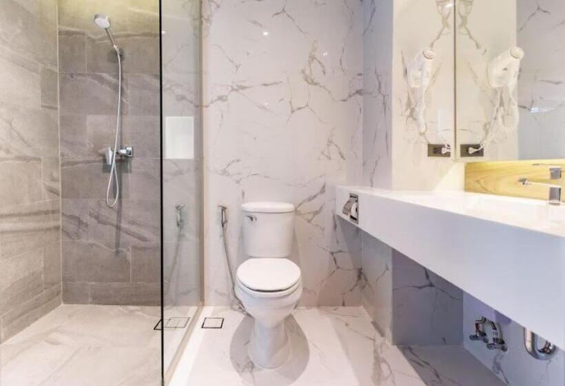 اتاق خانوادگی تودرتو, Pure Eleven Hotel Bangkok