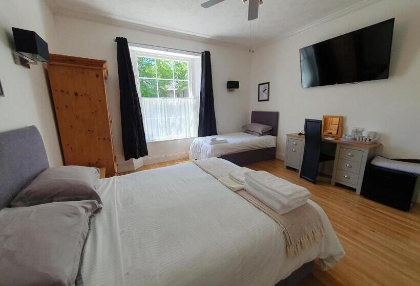 اتاق استاندارد سه نفره, Midway Guest House