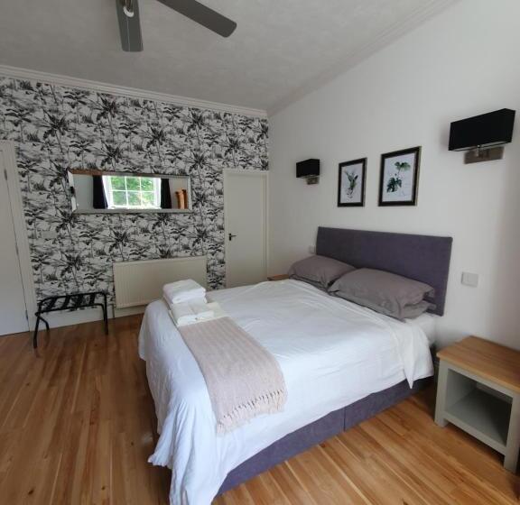 اتاق استاندارد سه نفره, Midway Guest House