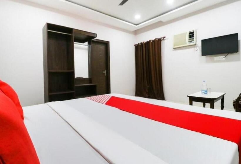 Номер Deluxe Кровать Кинг, Malaya House   Couples, Family, Corporate Favorite   Near Bmc Chowk Iconic Mall