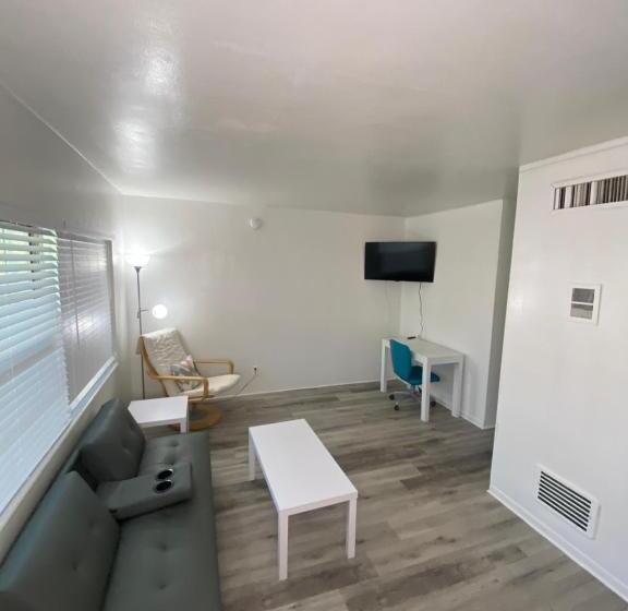 Апартаменты 1 Спальня, Uptown Inn & Suites