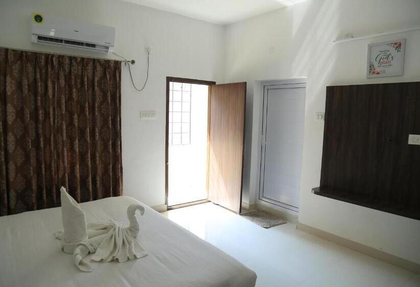 Номер Стандарт с Балконом, Christian Guest House