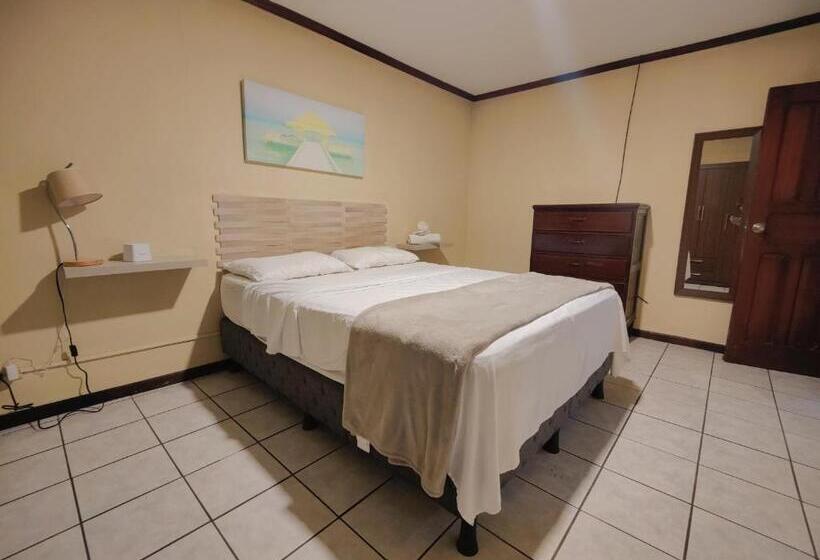 جناح جونيور, Casa Escalante Hostel