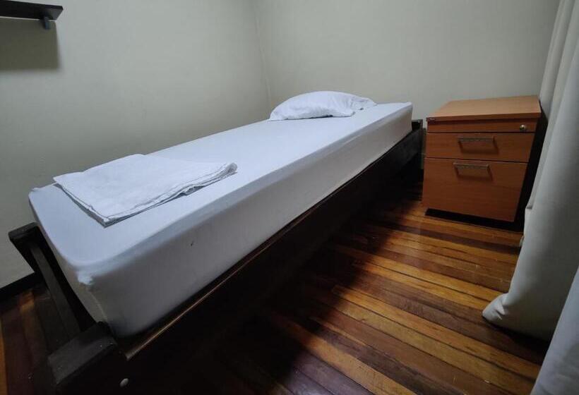 جناح جونيور, Casa Escalante Hostel