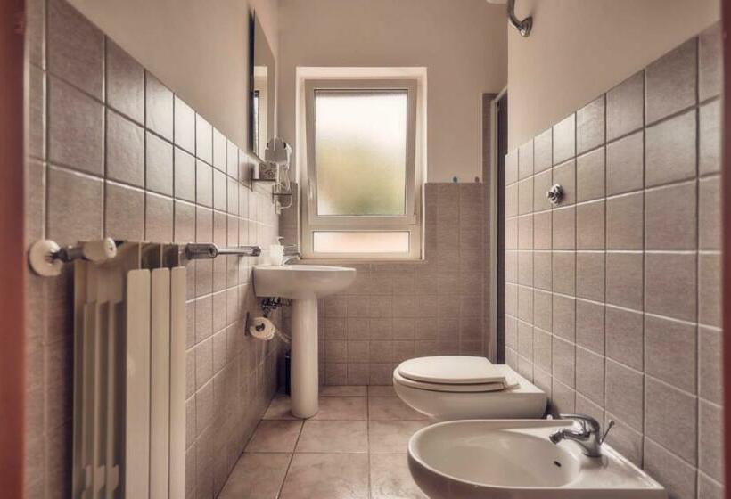 اتاق لوکس, Travelershome Ciampino 170 Station Street