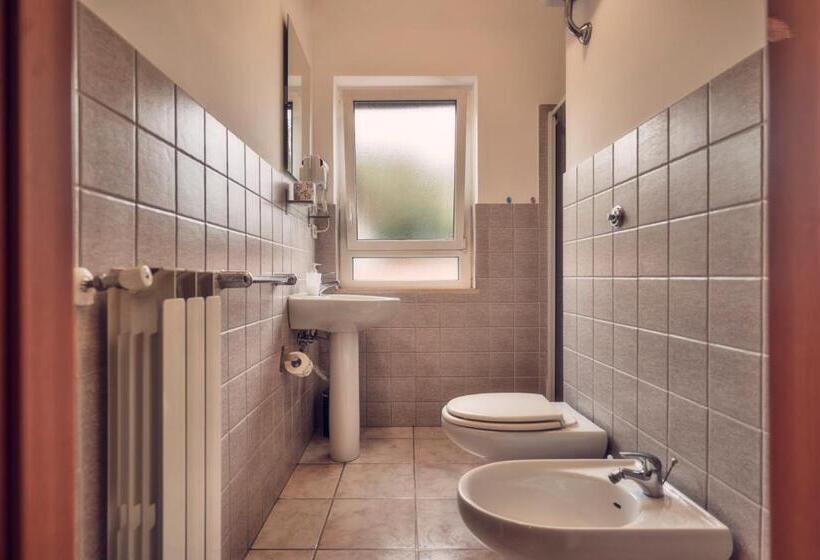 اتاق لوکس, Travelershome Ciampino 170 Station Street