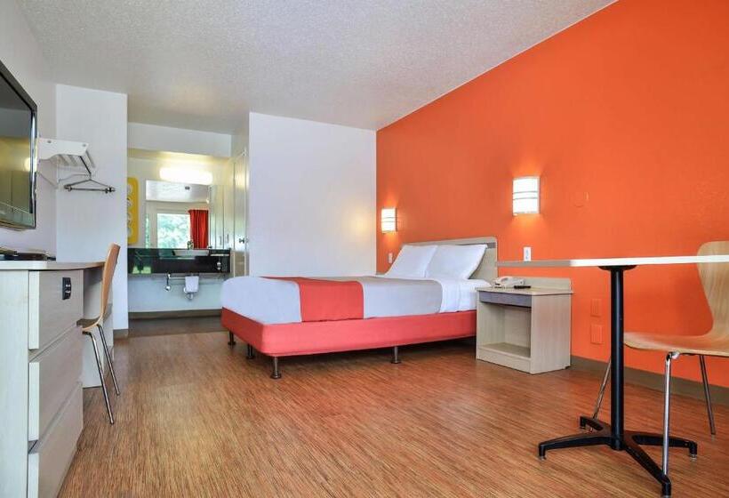 Номер Стандарт Кровать Кинг Адаптированный для Инвалидов, Motel 6 Saint Joseph, Mo