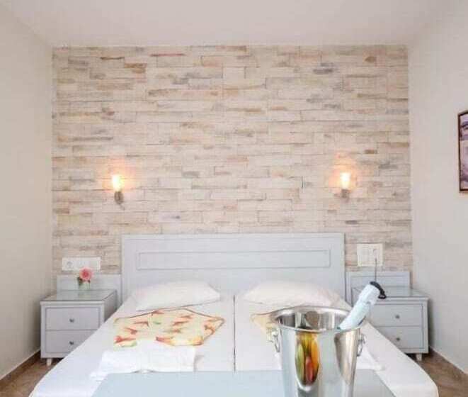 Студия Стандарт, Plaka Hotel I
