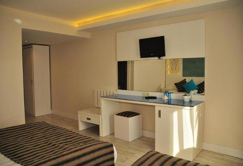 Standard Triple Room Sea View, Aura Boutique
