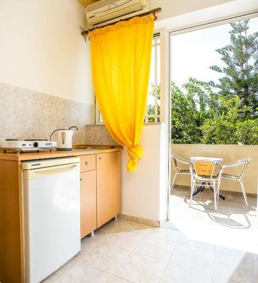 استودیوی استاندارد, Vickys Studios Faliraki