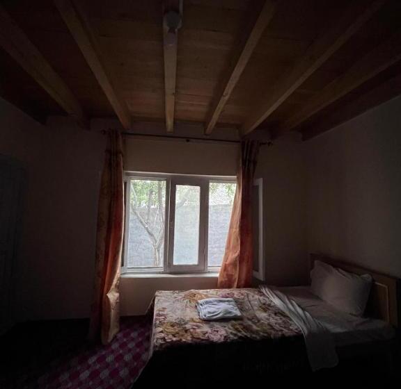 اتاق لوکس, Karakorum Family Guest House Hunza