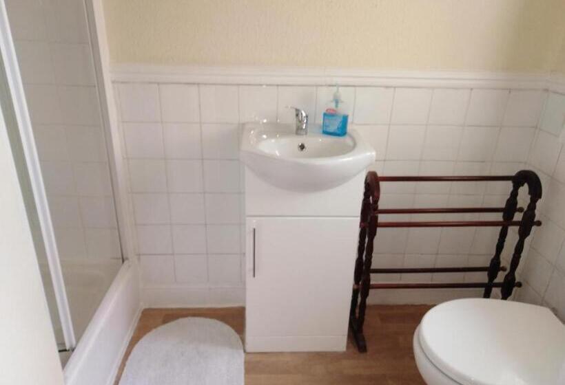 Семейный Номер, Tuxford House