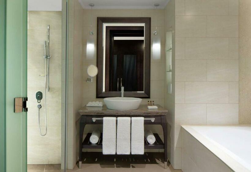 Номер Deluxe Вид на Город, Sheraton Sharjah Beach Resort And Spa