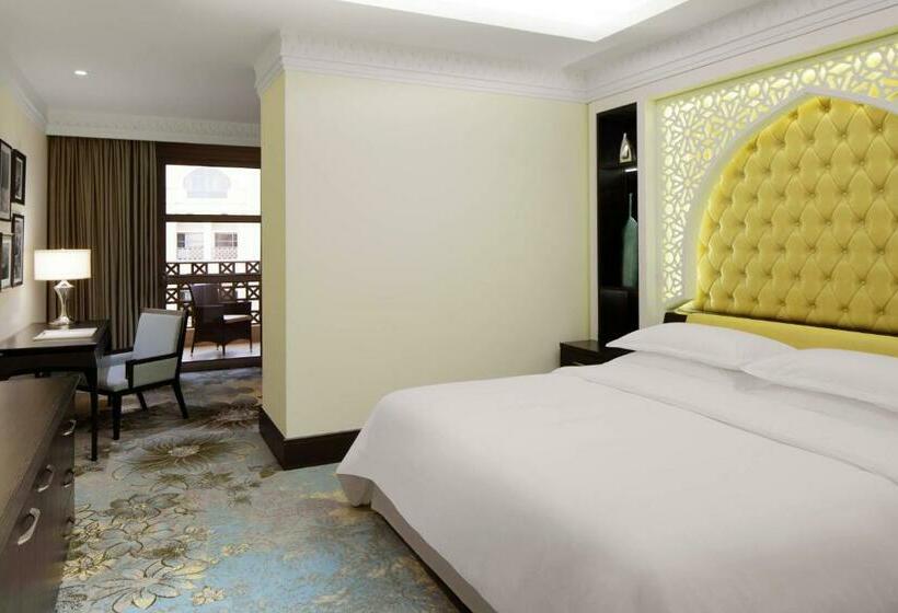 Клубный номер с видом на бассейн, Sheraton Sharjah Beach Resort And Spa