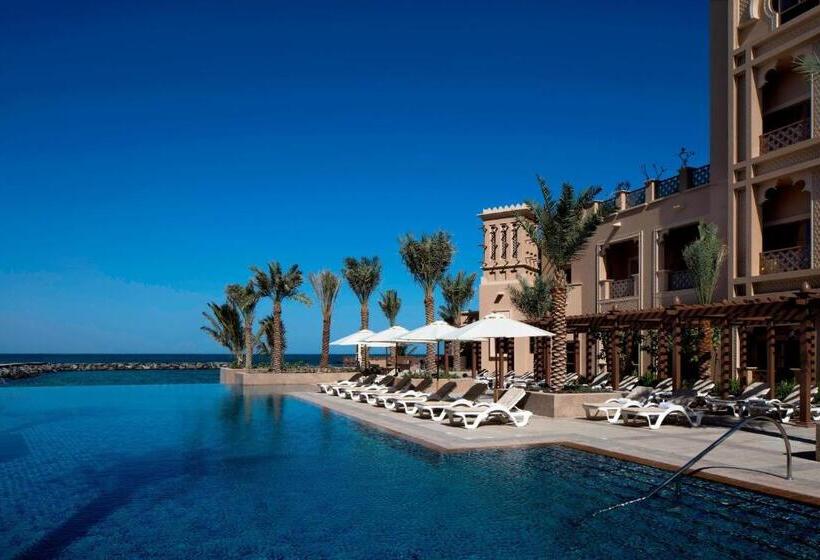 Клубный номер с видом на бассейн, Sheraton Sharjah Beach Resort And Spa