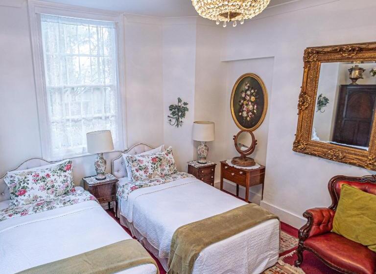 Трехместный Номер Стандарт Вид на Сад, Dawson Place, Juliette's Bed And Breakfast