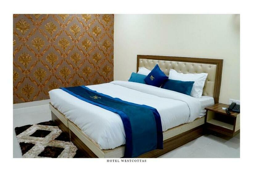 Номер Deluxe, West Cottas Hotel    Couples, Family, Corporate Favorite In Heart Of Jalandhar