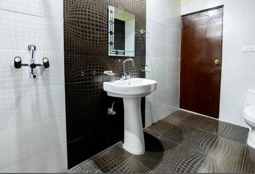 Номер Superior Кровать Кинг, West Cottas Hotel    Couples, Family, Corporate Favorite In Heart Of Jalandhar