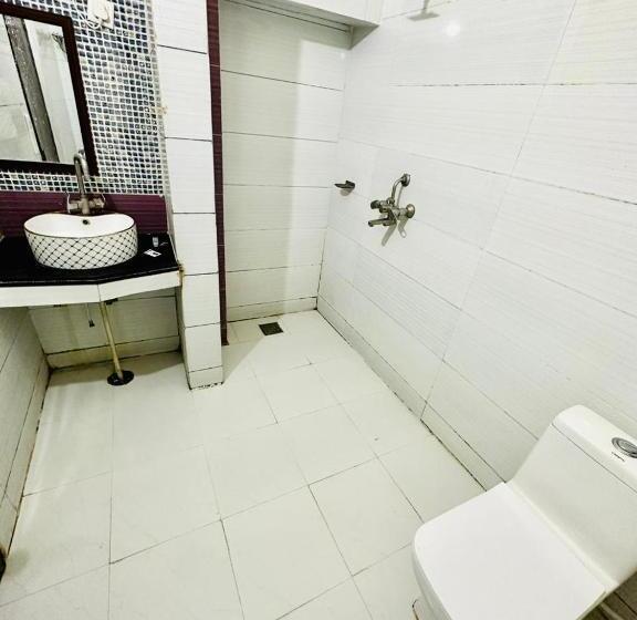 Номер Superior Кровать Кинг, West Cottas Hotel    Couples, Family, Corporate Favorite In Heart Of Jalandhar