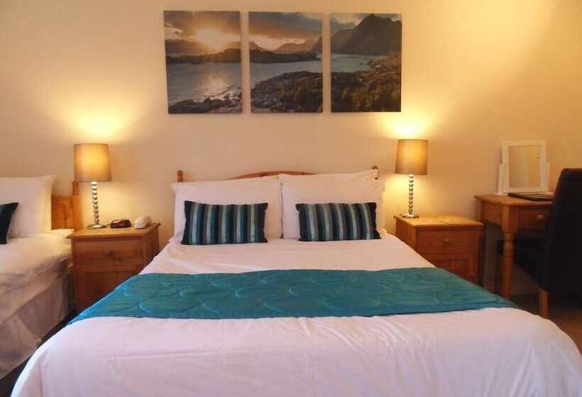 Семейный Номер, Luccombe Manor Country House