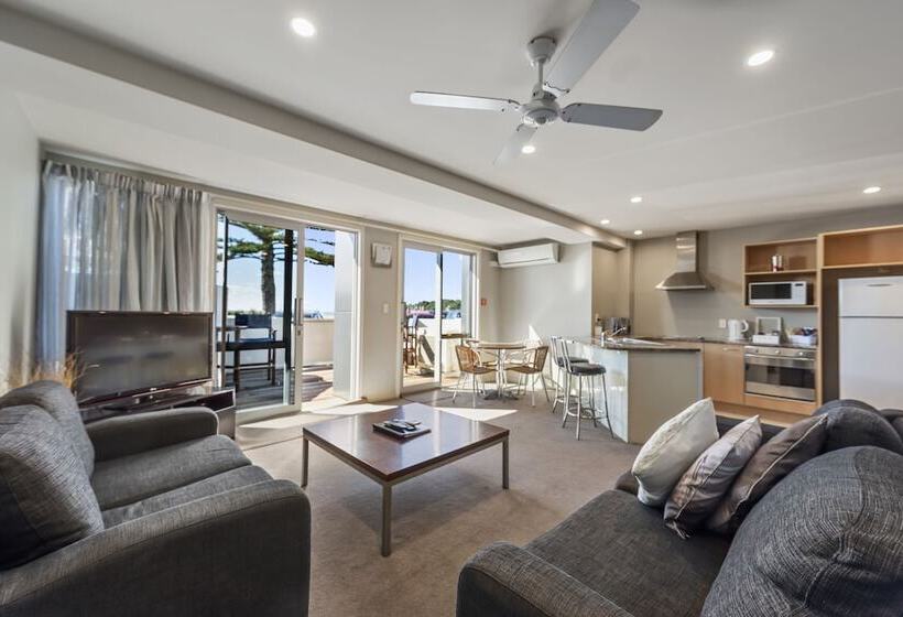 Апартаменты 2 Спальни Боковой Вид на Море, Pavilion Beachfront Apartments
