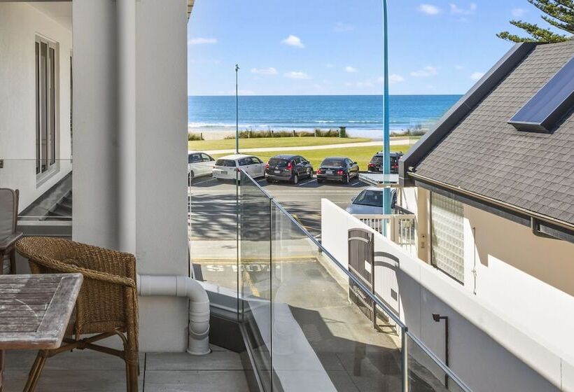 Апартаменты 2 Спальни Боковой Вид на Море, Pavilion Beachfront Apartments