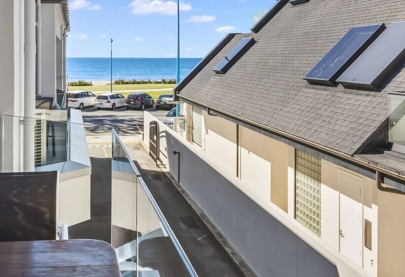 Апартаменты 2 Спальни Боковой Вид на Море, Pavilion Beachfront Apartments