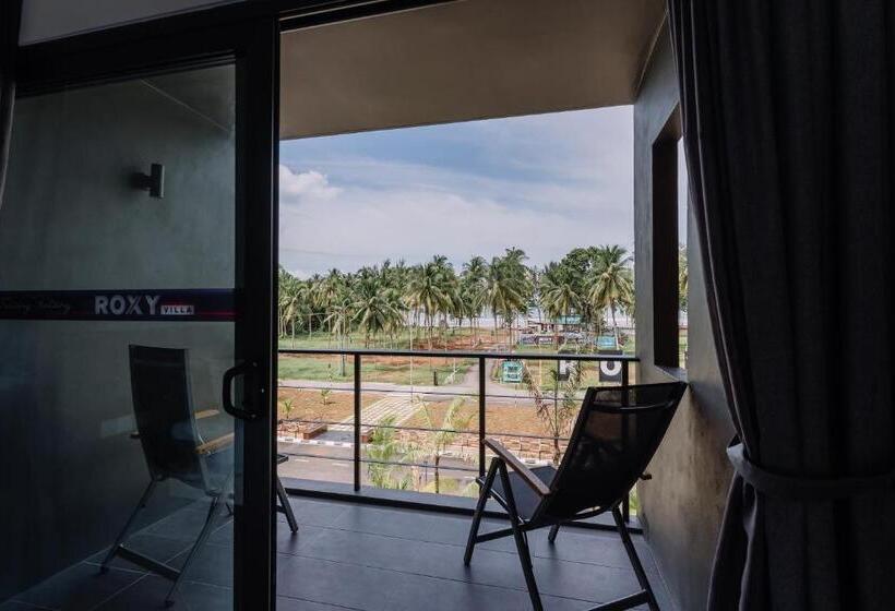 Номер Deluxe Кровать Кинг, Roxy Sematan Villa & Townhouse