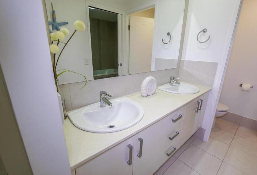 Апартаменты Deluxe 3 Спальни Вид на Море, Island Views Beachfront Apartments