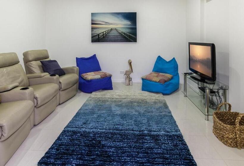 Апартаменты Deluxe 3 Спальни Вид на Море, Island Views Beachfront Apartments