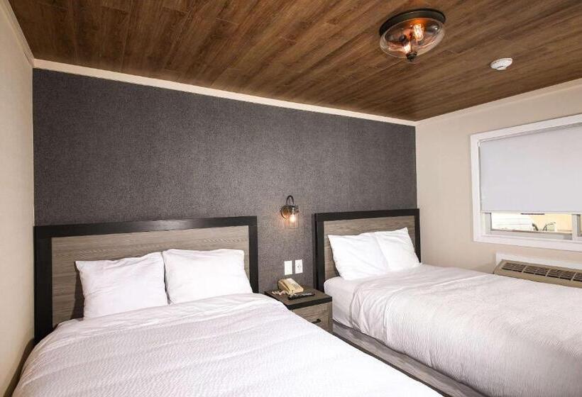 Superior suite with lake view, Bayview Wildwood Resort, Ascend Hotel Collection