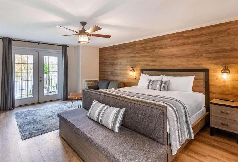 Superior suite with lake view, Bayview Wildwood Resort, Ascend Hotel Collection