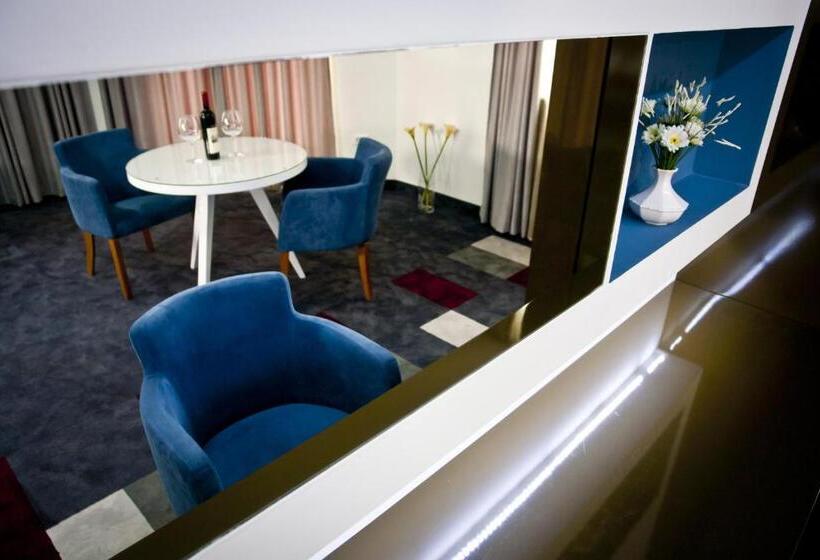 سوییت لوکس, Boutique Bristol