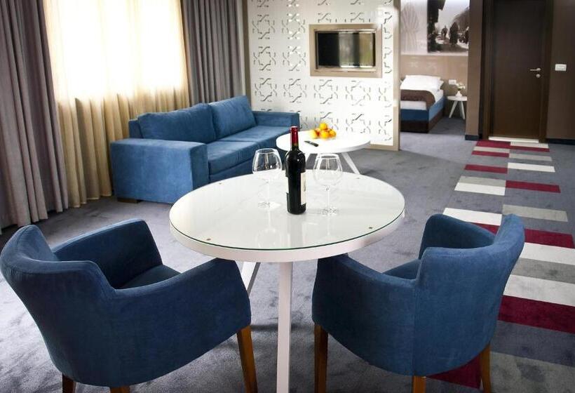سوییت لوکس, Boutique Bristol