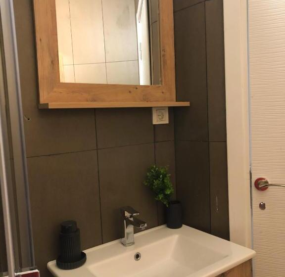 חדר משפחתי, Pinna Home