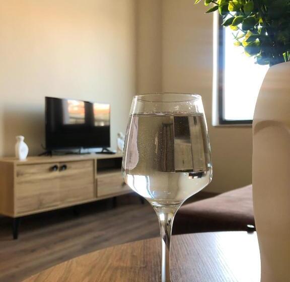 חדר משפחתי, Pinna Home