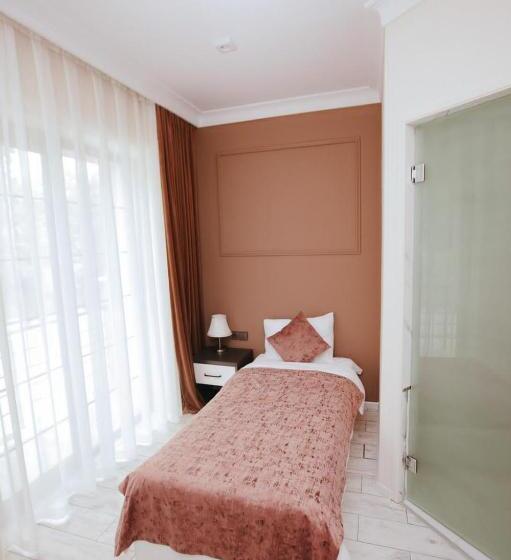 اتاق استاندارد یک نفره, Castle Resort Spa