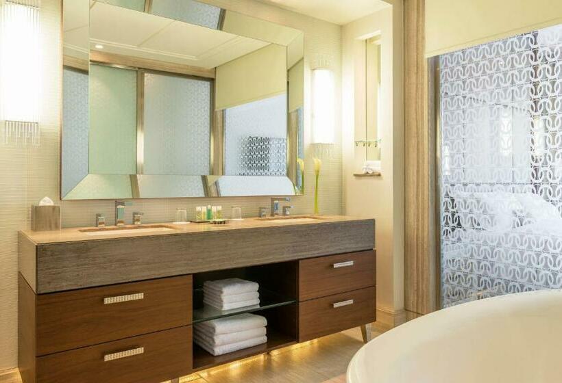 اتاق اجرایی با تخت بزرگ, Hilton Dubai Al Habtoor City