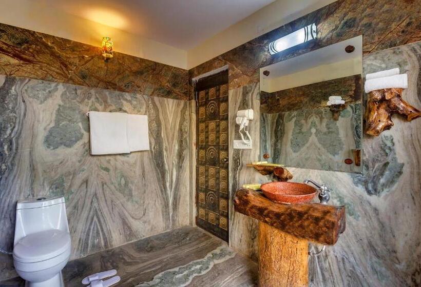 디럭스 룸 킹사이즈 침대, Lohagarh Corbett Resort