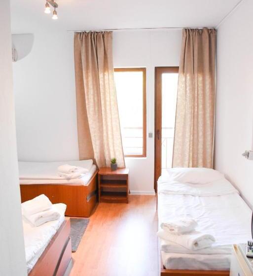 اتاق استاندارد سه تخته با بالکن, Almaville Mamaia