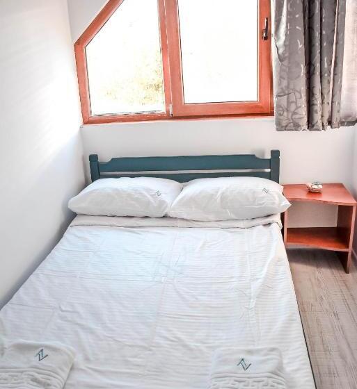 اتاق اکونومی, Almaville Mamaia