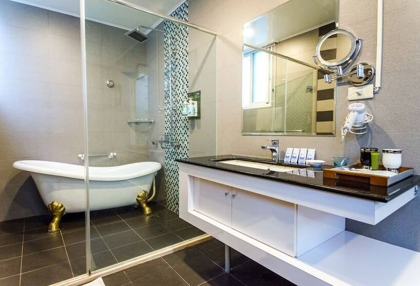 اتاق لوکس چهار تخته, Butchard Villas